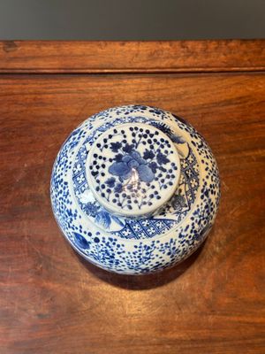 Une paire de vases couverts et trois pots en porcelaine de Chine en bleu et blanc, 19ème — photo 58