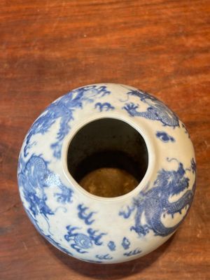 Une paire de vases couverts et trois pots en porcelaine de Chine en bleu et blanc, 19ème — photo 6