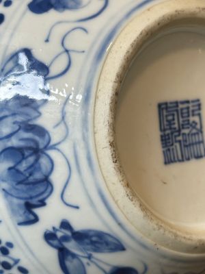 Une paire de vases couverts et trois pots en porcelaine de Chine en bleu et blanc, 19ème — photo 68