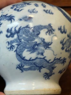 Une paire de vases couverts et trois pots en porcelaine de Chine en bleu et blanc, 19ème — photo 7