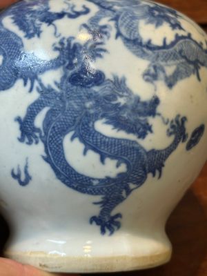 Une paire de vases couverts et trois pots en porcelaine de Chine en bleu et blanc, 19ème — photo 8