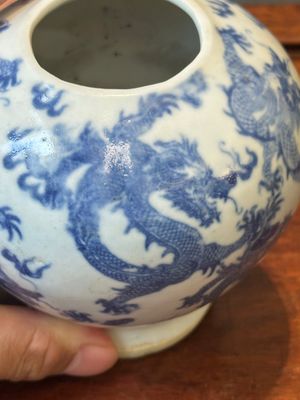 Une paire de vases couverts et trois pots en porcelaine de Chine en bleu et blanc, 19ème — photo 9