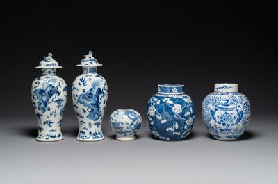 Une paire de vases couverts et trois pots en porcelaine de Chine en bleu et blanc, 19ème