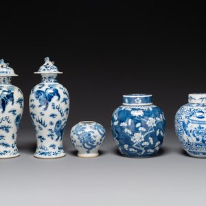 Une paire de vases couverts et trois pots en porcelaine de Chine en bleu et blanc, 19ème — photo 2