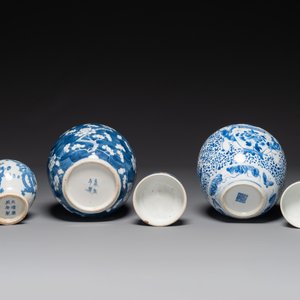 Une paire de vases couverts et trois pots en porcelaine de Chine en bleu et blanc, 19ème — photo 4