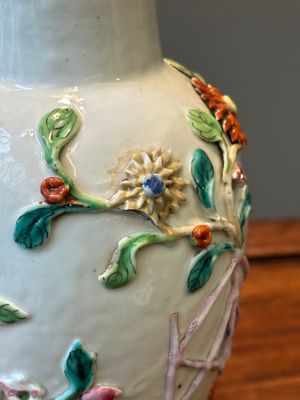 Une paire de vases couverts et une assiette en porcelaine de Chine famille rose à décor floral en relief, Yongzheng — photo 15