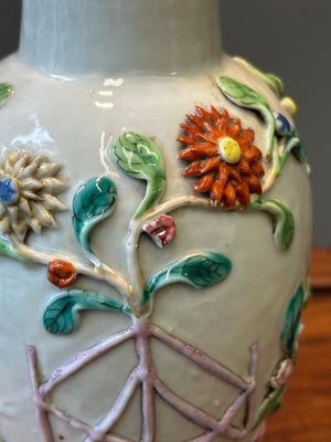 Une paire de vases couverts et une assiette en porcelaine de Chine famille rose à décor floral en relief, Yongzheng — photo 16