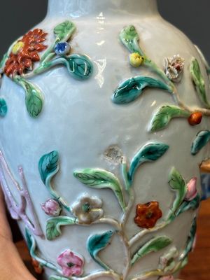Une paire de vases couverts et une assiette en porcelaine de Chine famille rose à décor floral en relief, Yongzheng — photo 17