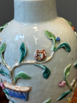 Une paire de vases couverts et une assiette en porcelaine de Chine famille rose à décor floral en relief, Yongzheng — photo 19
