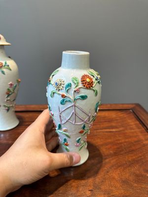 Une paire de vases couverts et une assiette en porcelaine de Chine famille rose à décor floral en relief, Yongzheng — photo 20