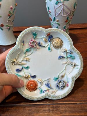 Une paire de vases couverts et une assiette en porcelaine de Chine famille rose à décor floral en relief, Yongzheng — photo 2