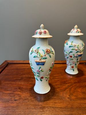 Une paire de vases couverts et une assiette en porcelaine de Chine famille rose à décor floral en relief, Yongzheng — photo 26