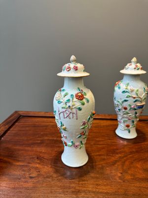 Une paire de vases couverts et une assiette en porcelaine de Chine famille rose à décor floral en relief, Yongzheng — photo 28