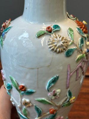 Une paire de vases couverts et une assiette en porcelaine de Chine famille rose à décor floral en relief, Yongzheng — photo 38