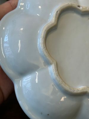 Une paire de vases couverts et une assiette en porcelaine de Chine famille rose à décor floral en relief, Yongzheng — photo 7