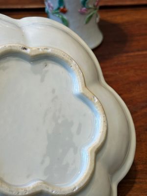 Une paire de vases couverts et une assiette en porcelaine de Chine famille rose à décor floral en relief, Yongzheng — photo 8
