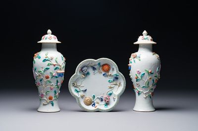 Une paire de vases couverts et une assiette en porcelaine de Chine famille rose à décor floral en relief, Yongzheng