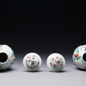 Une paire de vases couverts et une assiette en porcelaine de Chine famille rose à décor floral en relief, Yongzheng — photo 2