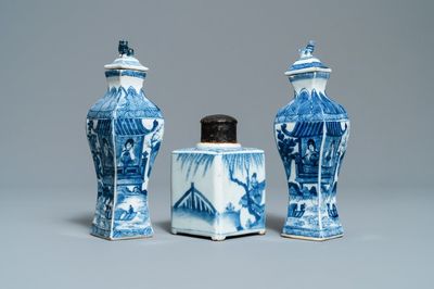Une paire de vases couverts et une boîte à thé en porcelaine de Chine en bleu et blanc, Kangxi