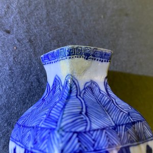 Une paire de vases couverts et une boîte à thé en porcelaine de Chine en bleu et blanc, Kangxi — photo 8