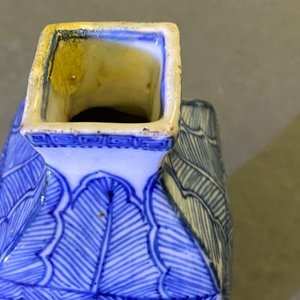 Une paire de vases couverts et une boîte à thé en porcelaine de Chine en bleu et blanc, Kangxi — photo 9