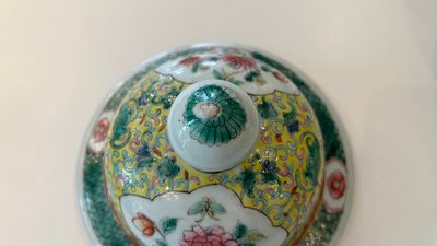 Une paire de vases couverts et une jardinière en porcelaine de Chine famille rose, 19/20ème — photo 1