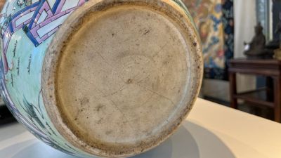 Une paire de vases couverts et une jardinière en porcelaine de Chine famille rose, 19/20ème — photo 11