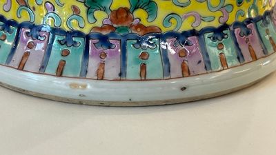 Une paire de vases couverts et une jardinière en porcelaine de Chine famille rose, 19/20ème — photo 5