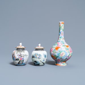 Une paire de vases couverts miniatures et un vase millefleurs en porcelaine de Chine famille rose, marques de Qianlong, République — photo 2