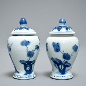 Une paire de vases couverts miniatures ou boîtes à thé en porcelaine de Chine bleu et blanc, Kangxi — photo 3