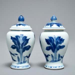 Une paire de vases couverts miniatures ou boîtes à thé en porcelaine de Chine bleu et blanc, Kangxi — photo 5