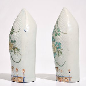 Une paire de vases d'applique en porcelaine de Chine famille rose, 18/19ème — photo 3
