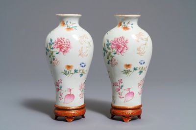 Une paire de vases d’applique en porcelaine de Chine famille rose, marque de Qianlong, 19/20ème