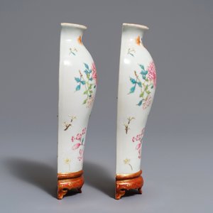 Une paire de vases d’applique en porcelaine de Chine famille rose, marque de Qianlong, 19/20ème — photo 2
