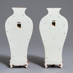 Une paire de vases d’applique en porcelaine de Chine famille rose, marque de Qianlong, 19/20ème — photo 3