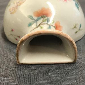 Une paire de vases d’applique en porcelaine de Chine famille rose, marque de Qianlong, 19/20ème — photo 7
