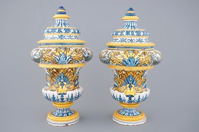 Une paire de vases datés et inscrits en majolique de Naples, datés 1724