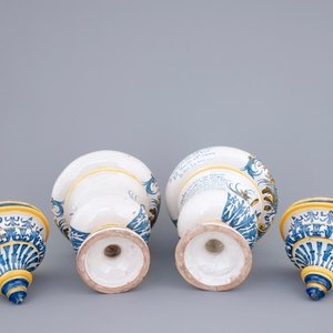 Une paire de vases datés et inscrits en majolique de Naples, datés 1724 — photo 4