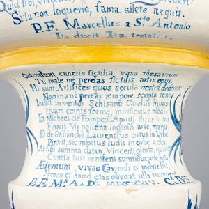 Une paire de vases datés et inscrits en majolique de Naples, datés 1724 — photo 8