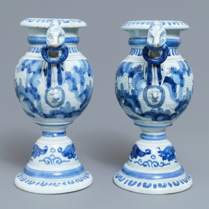 Une paire de vases d'autel en faïence de Delft bleu et blanc, 17ème — photo 4