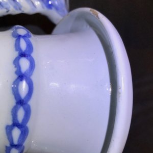 Une paire de vases d'autel en faïence de Delft en bleu et blanc à décor de chinoiserie, fin du 17ème — photo 13