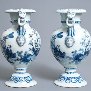 Une paire de vases d'autel en faïence de Delft en bleu et blanc à décor de chinoiserie, fin du 17ème — photo 2