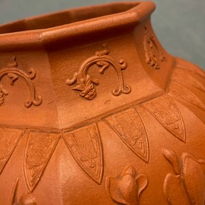 Une paire de vases de forme balustre en grès de Yixing à décor en relief, Chine, Kangxi — photo 15