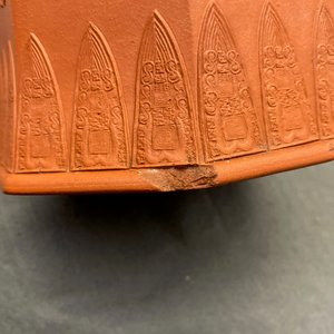 Une paire de vases de forme balustre en grès de Yixing à décor en relief, Chine, Kangxi — photo 18