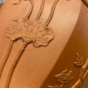 Une paire de vases de forme balustre en grès de Yixing à décor en relief, Chine, Kangxi — photo 22