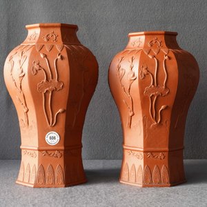 Une paire de vases de forme balustre en grès de Yixing à décor en relief, Chine, Kangxi — photo 24