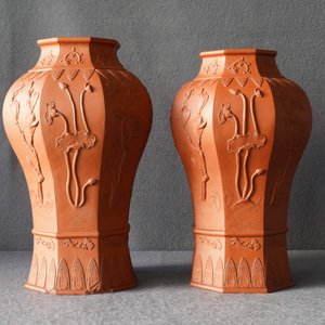 Une paire de vases de forme balustre en grès de Yixing à décor en relief, Chine, Kangxi — photo 25