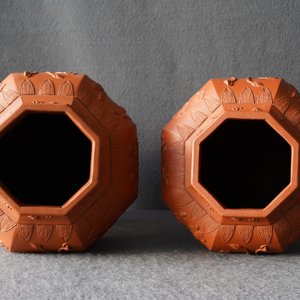 Une paire de vases de forme balustre en grès de Yixing à décor en relief, Chine, Kangxi — photo 26