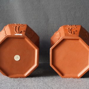Une paire de vases de forme balustre en grès de Yixing à décor en relief, Chine, Kangxi — photo 27