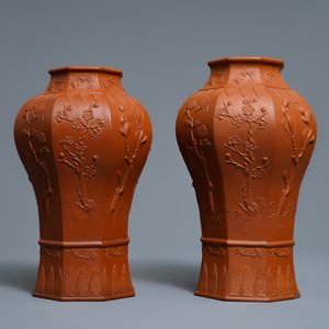 Une paire de vases de forme balustre en grès de Yixing à décor en relief, Chine, Kangxi — photo 4